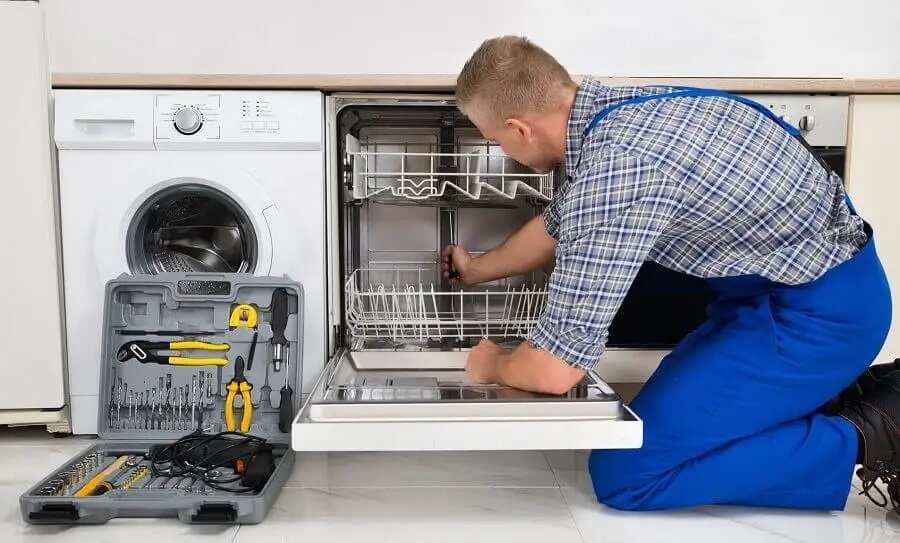Geyve Airfel servisi teknisyen ekibi beyaz eşya tamiri yaparken